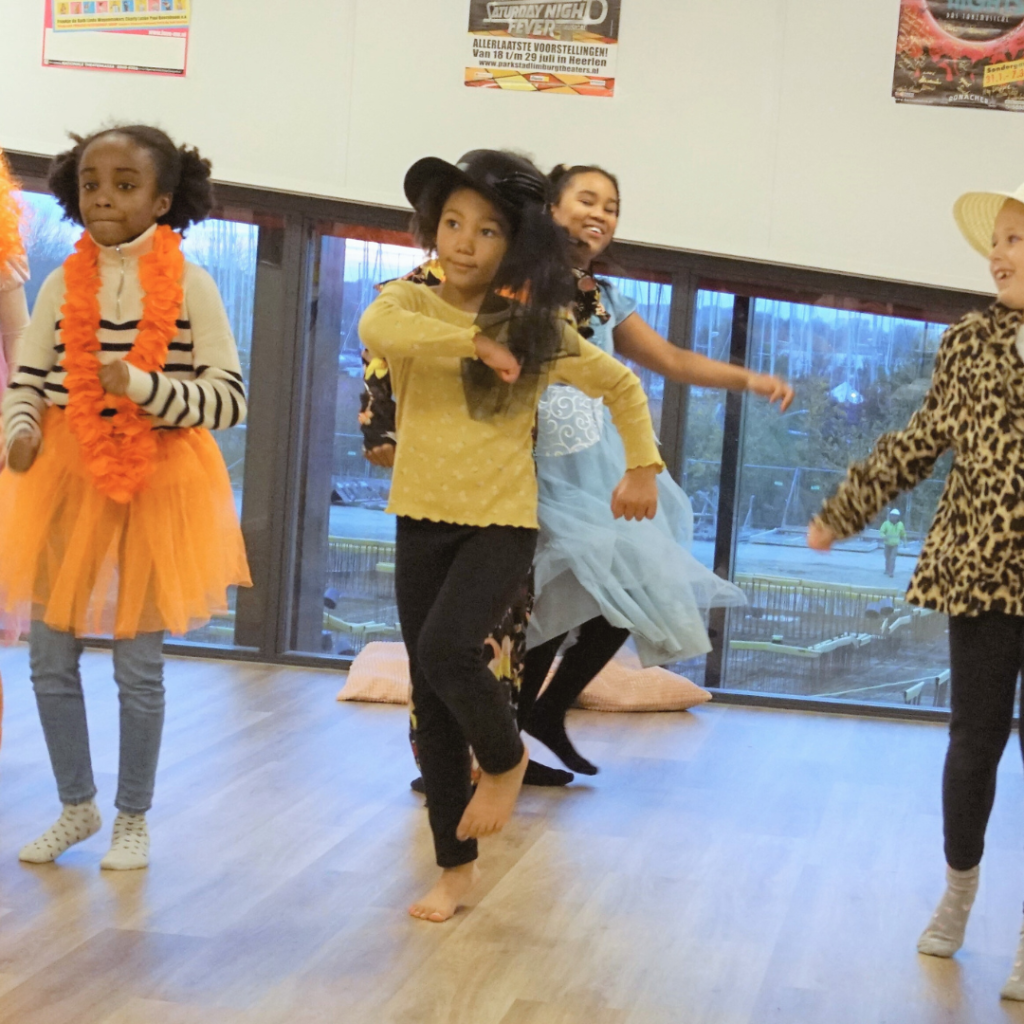 RIANT kinderopvang BSO Almere kinderen leren dansen, acteren